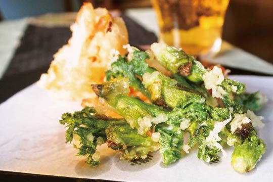 Sansai tempura pairs perfectly with beer due to its bittersweet flavor. It is even dangerous because it leads you to the endless consumption loop.