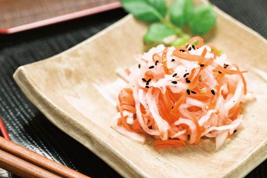 Kohaku namasu (紅白なます Pickled daikon radish and carrot strips)