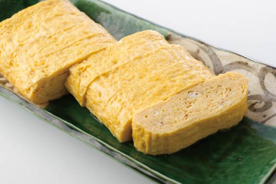 Moist and fluffy dashimaki-tamago created by Chef Shimomura