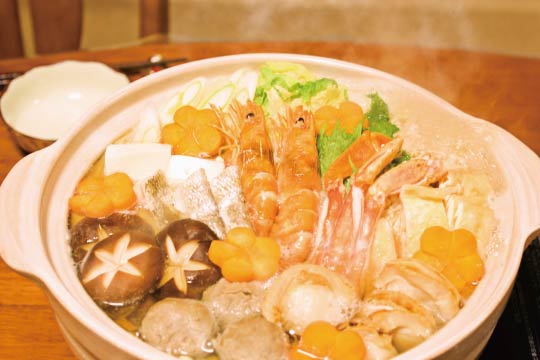 A typical yosenabe calls a wide variety of vegetables, seafood, chicken meatballs, etc. that differ by region and family.