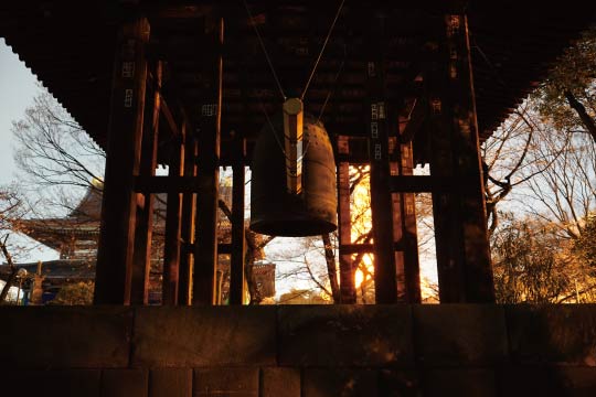 The temple bell was used to signal the time at churches, except it rings deep and echoes with longer intervals.