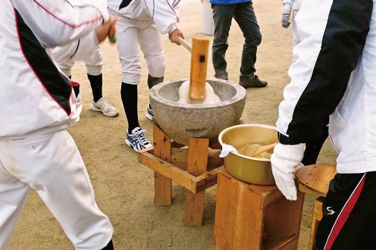 A mochi-pounding event comes with live actions and an anticipated crowd.