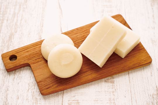 Left: Round-shaped mochi (丸餅 marumochi), Right: rectangular-shaped mochi (角餅 kakumochi)