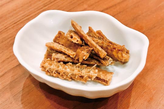 Eel bones make delicious snacks when deep-fried.