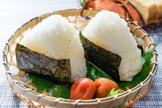 Basic onigiri Shio-Onigiri(塩おにぎり, salted Japanse rice ball)serving with Umeboshi (梅干し, pickled plum).