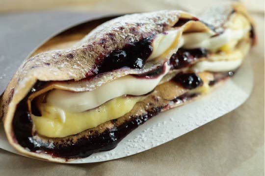 Who can resist this blueberry cheesecake crêpe?