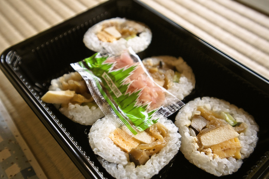Dim sum of the day - sushi rolls. The small pouch in the center contains pickled ginger (ガリ gari).
