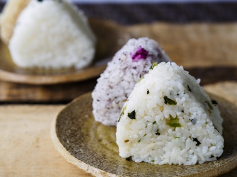 Furikake offers a quick and convenient way to make delicious Japanese rice balls（onigiri）.<br>
