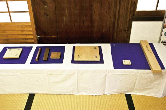 Hakogaki (箱書) letters are displayed in the waiting room. Let's check the utensils to be used in the ceremony, which enhances anticipation.
