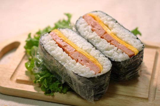 Enjoy Onigirazu: diverse fillings, generous portions, no grip needed.