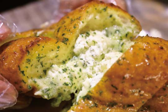 Garlic bread is the only par-baked item at Le Bae Bakery, featuring an appetizing texture of a crispy outside and a moist inside.