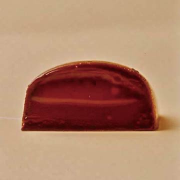 Cut surface of Caramel Vanilla created by Chef Shiraiwa. The soft caramel in the center is made with four types of sugars: granulated sugar, TREHA, glucose syrup, and inverted sugar. The caramel has the optimal consistency to stay in a ganache.