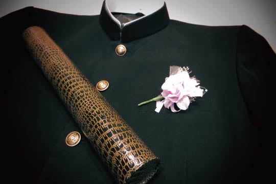 A boys’ school uniform and a tube containing a diploma. There is a unique custom that boys give the second top buttons to their girlfriends (or wannabe girlfriends), while girls ask for the buttons of the boys they fancy.