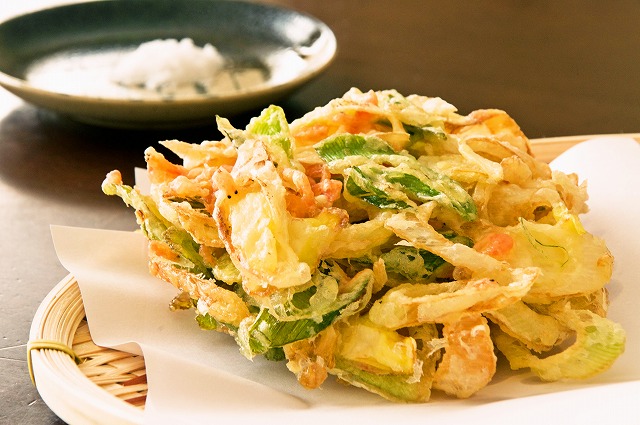 Colorful and appetizing: Kakiage with green onions and small shrimp.  