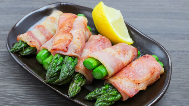 Asparagus wrapped in bacon is not only a popular dish at Japanese izakaya resturants but also an item for bento.
